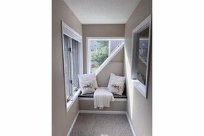 3 bedrooms, iron/ironing board, WiFi, bed sheets - "Haney Hideaway"- Warm & Welcoming Peek N Peak Condo — Close to Lift 8 Sleeps 10 (Clymer)