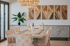 Dining - 2-min to Beach, Spacious and Modern, brand new (Noord)