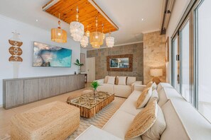TV, stereo - 2-min to Beach, Spacious and Modern, brand new (Noord)