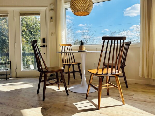 Dining - Cozy 2-bedroom house in fantastic Luray with AC (Luray)