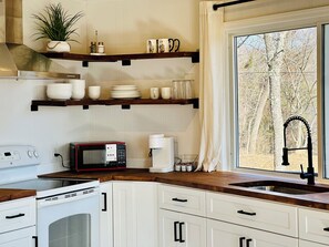 Fridge, microwave, oven, stovetop - Cozy 2-bedroom house in fantastic Luray with AC (Luray)