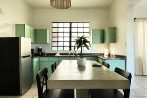 爐具、咖啡機/沖茶器、餐桌