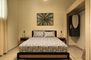 Iron/ironing board, WiFi, bed sheets - Bright, Stylish & Secure Apt – Sleeps 4 w/Parking (San Juan)