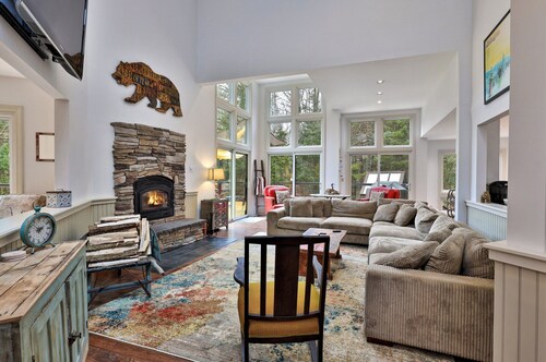Renovated 4BR House w/ Hot Tub & Fire Pit: Near Killington Lifts & Dining