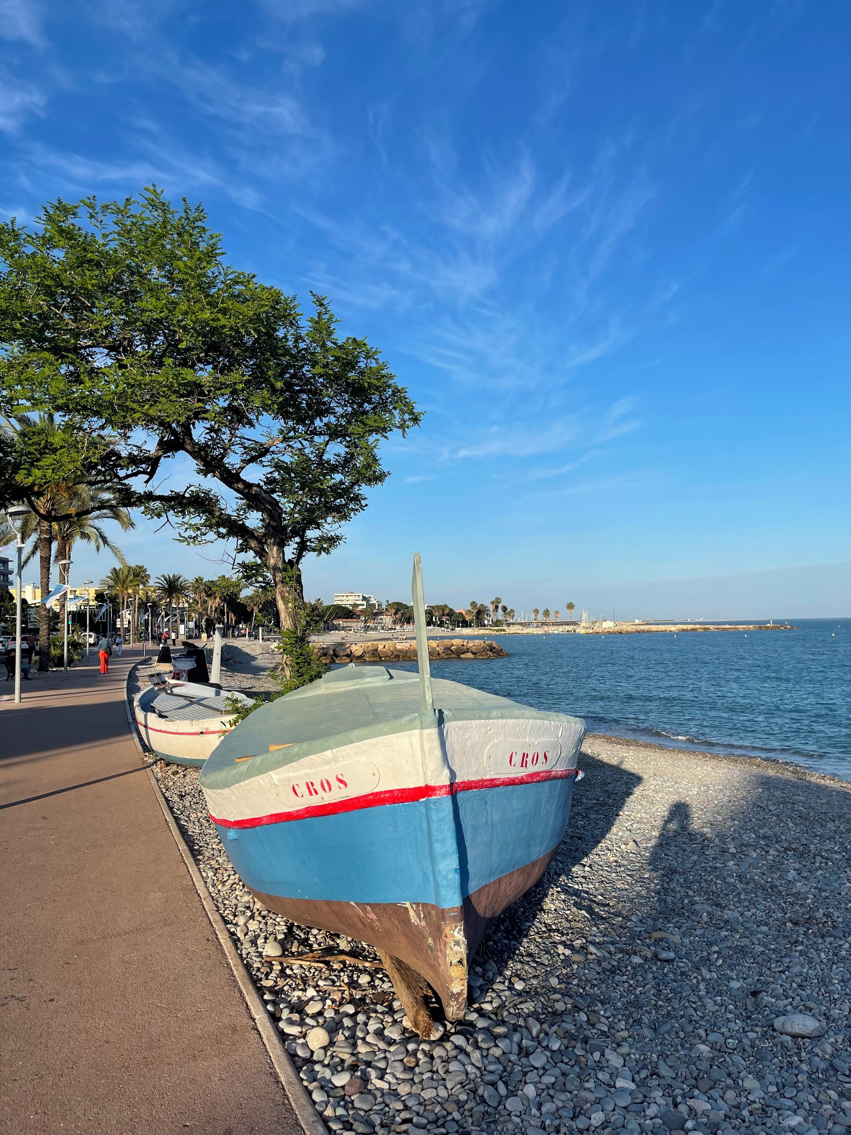 在海滩、沙滩椅、沙滩毛巾