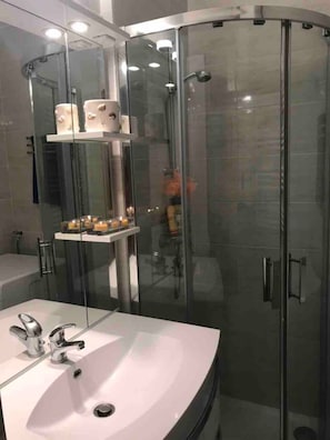 Dusche, Haartrockner, HandtĂŒcher, Seife