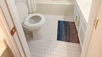 Serviettes fournies, papier toilette