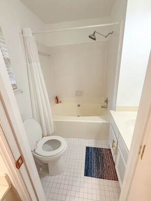 Towels, toilet paper - MINS TO ATRIUM HEALTH, CAROWINDS, AMP BALLANTYNE (Charlotte)