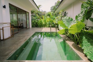 حمام سباحة خاص