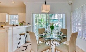 Dining - Lovely Winter Vacation Rental
Steps to Beach and Broadwalk (Hollywood)