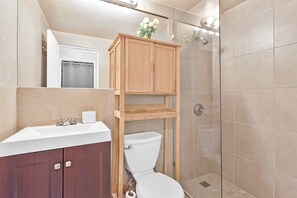 Shower, hair dryer, towels, soap - Exclusive World Cup Stay • 10–14 Night Flat-Rate Deal • Walk to Stadium (Atlanta)