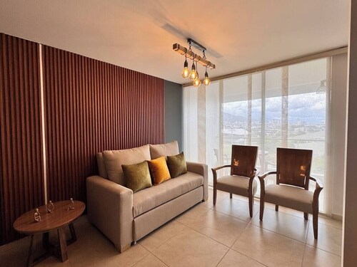 Great views, cozy & executive!