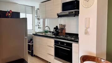 Microondas, horno, placa de cocina