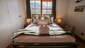 3 bedrooms, desk, iron/ironing board, bed sheets