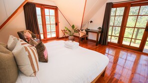 3 bedrooms, desk, iron/ironing board, bed sheets