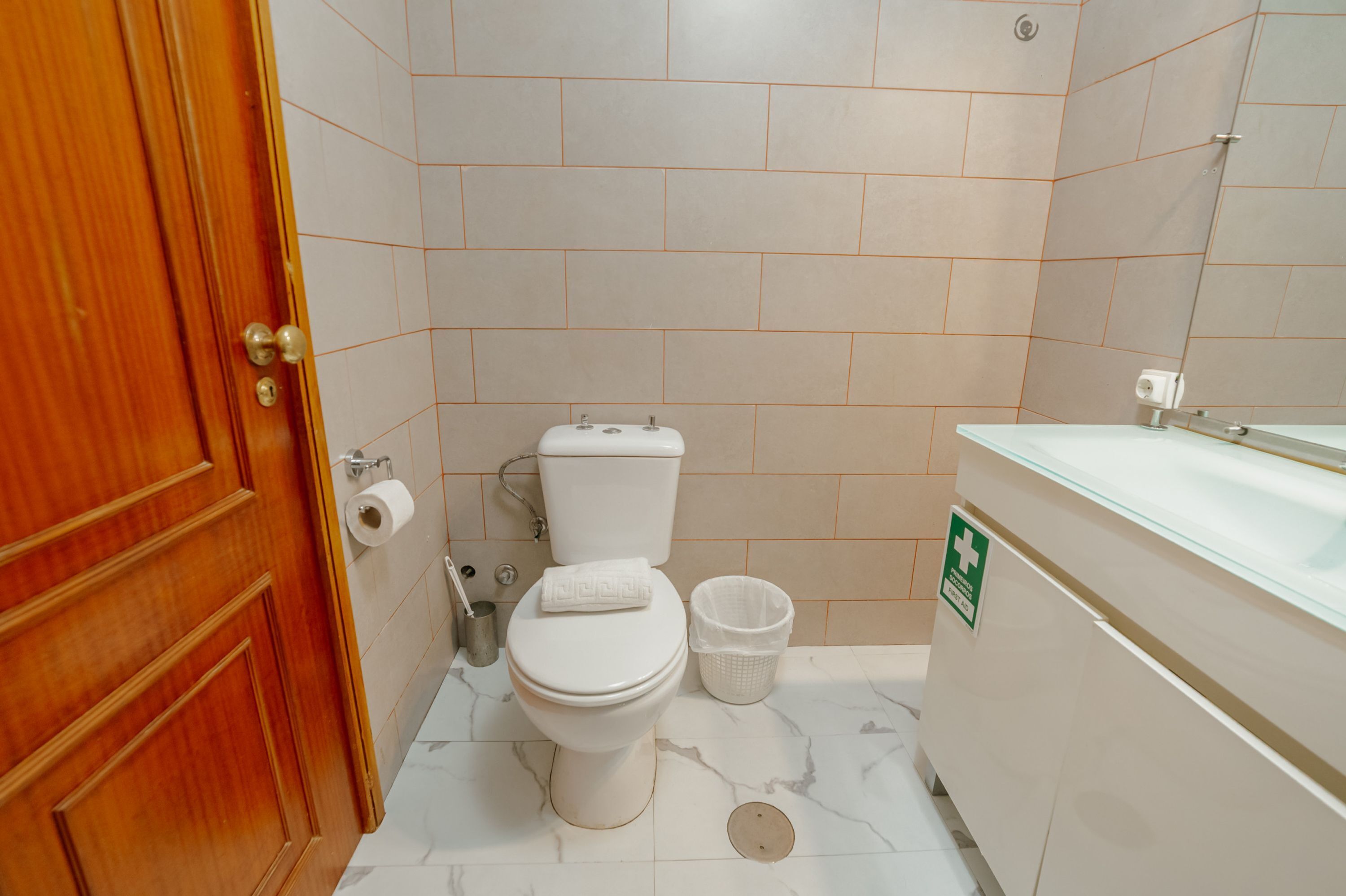 Un baño con inodoro, lavamanos y ducha.