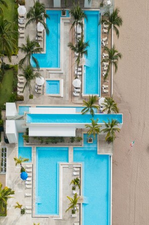 Utomhuspool och uppvärmd pool