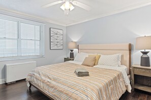 Tabla de planchar con plancha, wifi gratis y ropa de cama 