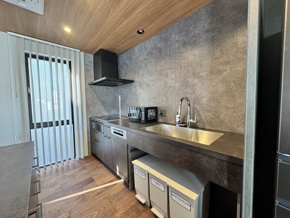 Villa Deluxe, 3 habitaciones | Cocina privada | Refrigerador, microondas, parrilla de estufa y lavavajillas 