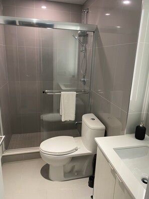 Dusche, Handtücher, Seife, Toilettenpapier