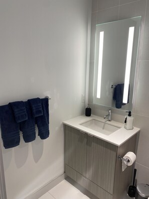 Douche, serviettes fournies, savon, papier de toilette