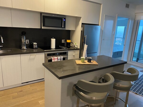 Four à micro-ondes, un four, surface de cuisson, lave-vaisselle