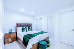 5 bedrooms, iron/ironing board, WiFi, bed sheets