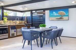 تناول الطعام بالخارج