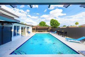 Outdoor pool - Luxury Modern Stay• Hialeah • Miami Area! (Hialeah)