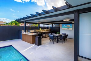 تناول الطعام بالخارج