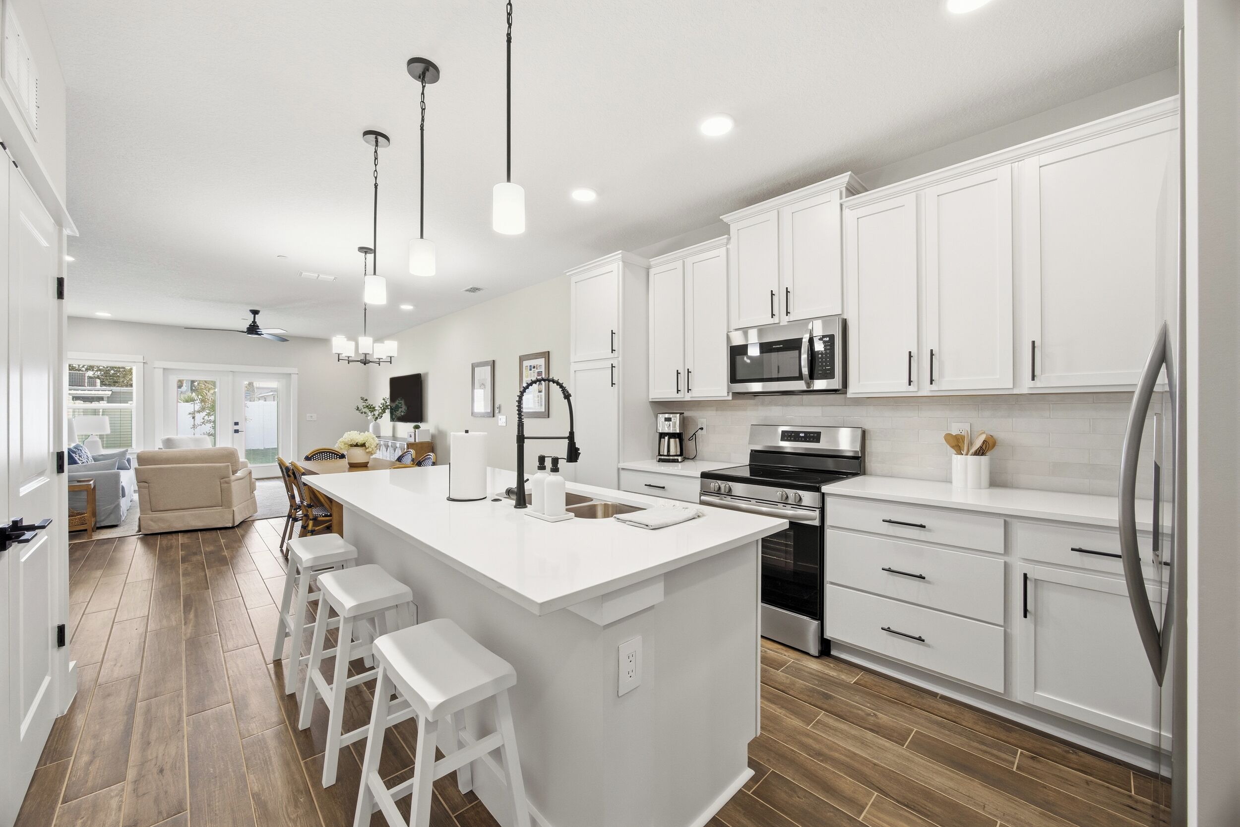 冷蔵庫、電子レンジ、オーブン、コンロ