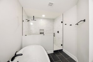 Douche, séchoir à cheveux, serviettes fournies