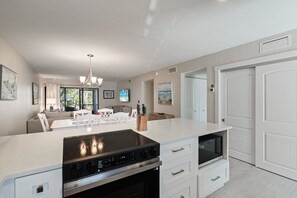 Fridge, microwave, oven, stovetop - Gulf Breezes at Runaway Bay 147 (Bradenton Beach)