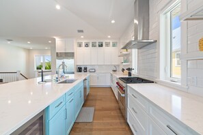 Fridge, microwave, oven, stovetop - Canal Front, Yacht Sea by SeaBreeze Vacation (Anna Maria)