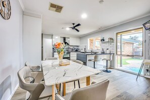 Fridge, microwave, oven, stovetop - StayAU Pet-Friendly 7Bed Spacious Retreat Morwell (Morwell)