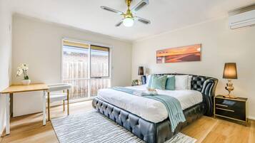 Schreibtisch, Bügeleisen/Bügelbrett, Reisekinderbett, WLAN