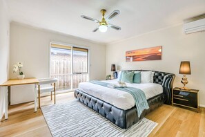 4 Schlafzimmer, Schreibtisch, Bügeleisen/Bügelbrett, Reisekinderbett