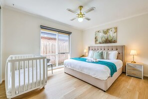 4 camere, una scrivania, ferro/asse da stiro, culla da viaggio