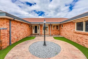 Exterior - StayAU Pet-Friendly 7Bed Spacious Retreat Morwell (Morwell)