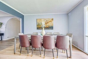 Dining - StayAU Pet-Friendly 7Bed Spacious Retreat Morwell (Morwell)