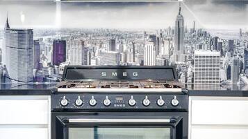 Frigorifero, microonde, forno, piano cottura