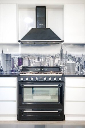 Frigorifero, microonde, forno, piano cottura