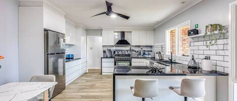 Kjøleskap, mikrobølgeovn, ovn og kokeplater