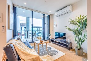 TV - StayAU Stunning 180° City Views Mel CBD (West Melbourne)