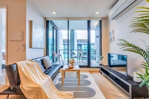 TV - StayAU Stunning 180° City Views Mel CBD (West Melbourne)