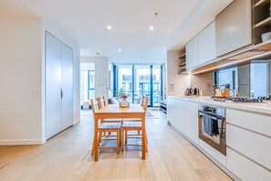 Fridge, microwave, oven, stovetop - StayAU Stunning 180° City Views Mel CBD (West Melbourne)