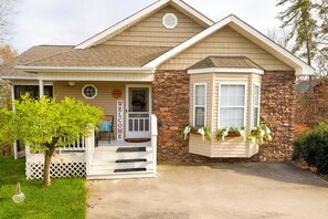 Exterior detail - Winter Sale - Pigeon Forge Escape, Cute, Cozy, & Family Ready!!! (Pigeon Forge)