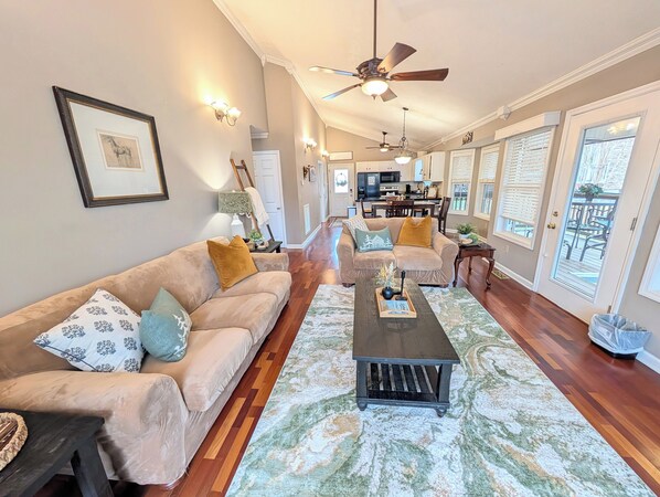 TV, fireplace - Winter Sale - Pigeon Forge Escape, Cute, Cozy, & Family Ready!!! (Pigeon Forge)