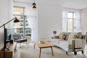 TV, stereo - Blueground | JLT, pool, nr Dubai Marina (Dubai)