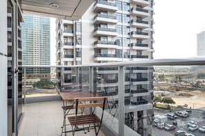 Outdoor dining - Blueground | JLT, pool, nr Dubai Marina (Dubai)